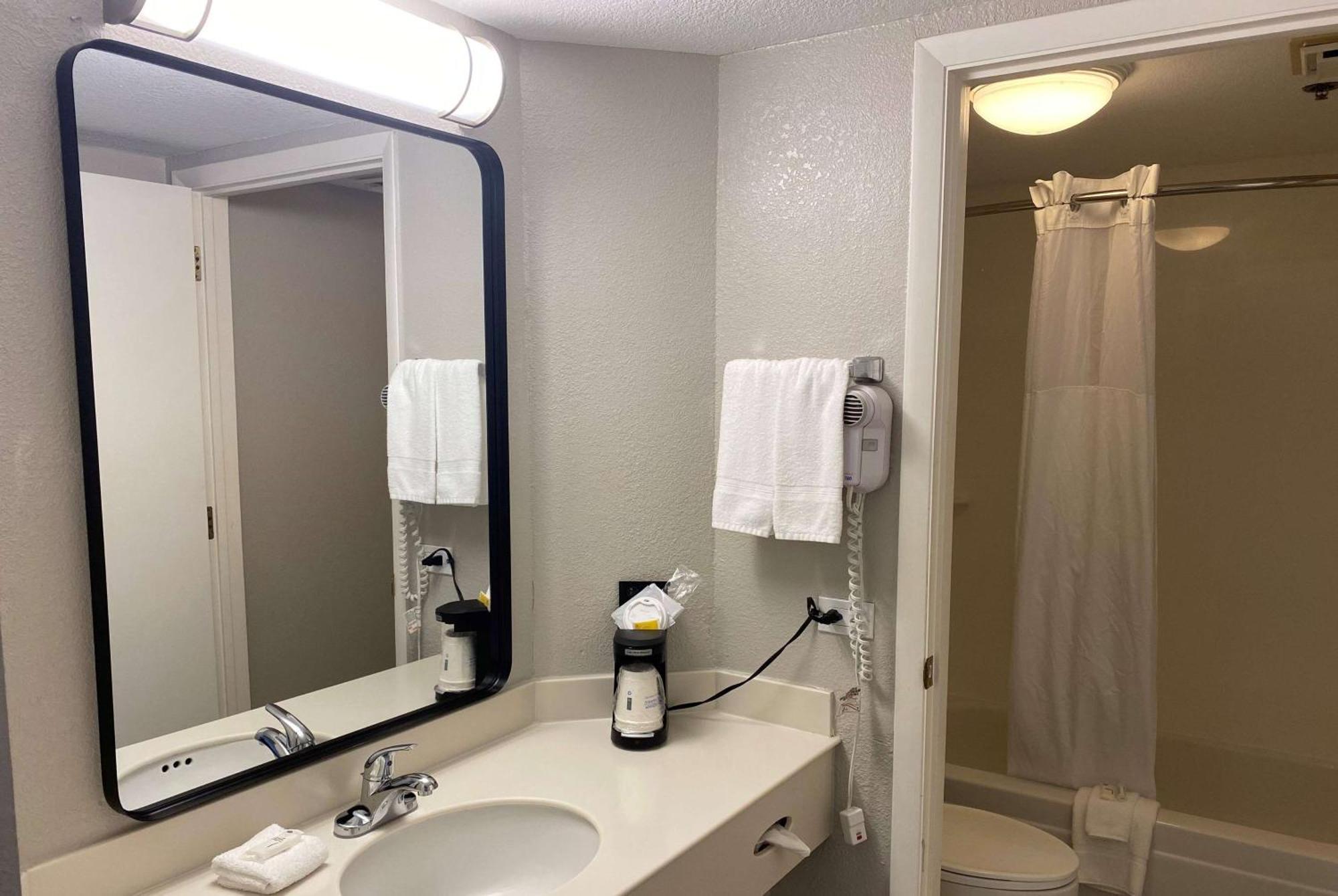 Days Inn & Suites By Wyndham Arlington Heights Extérieur photo