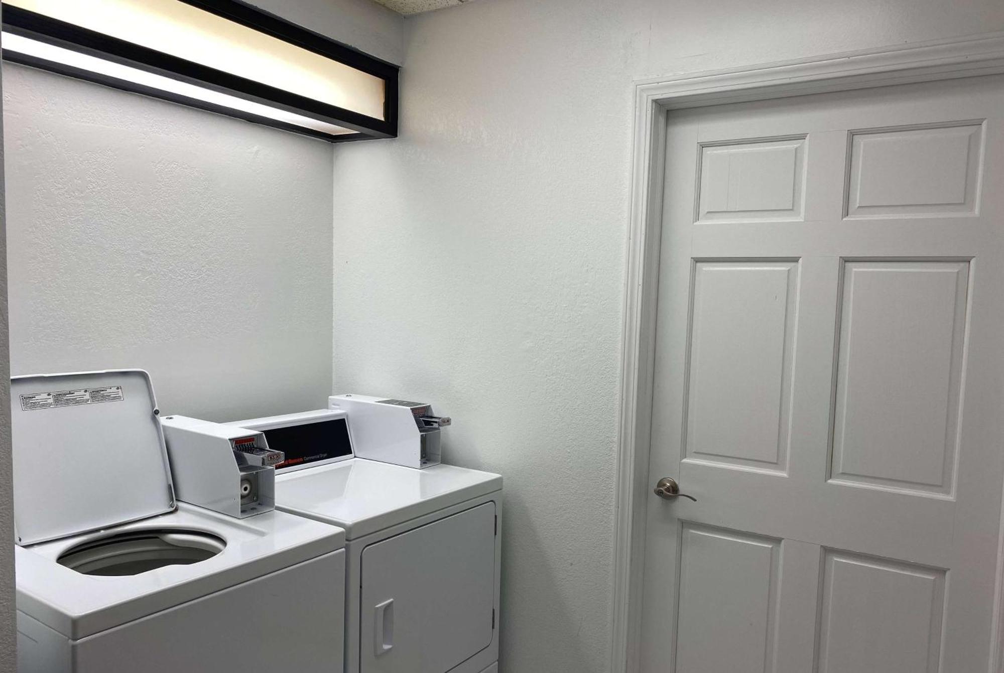 Days Inn & Suites By Wyndham Arlington Heights Extérieur photo