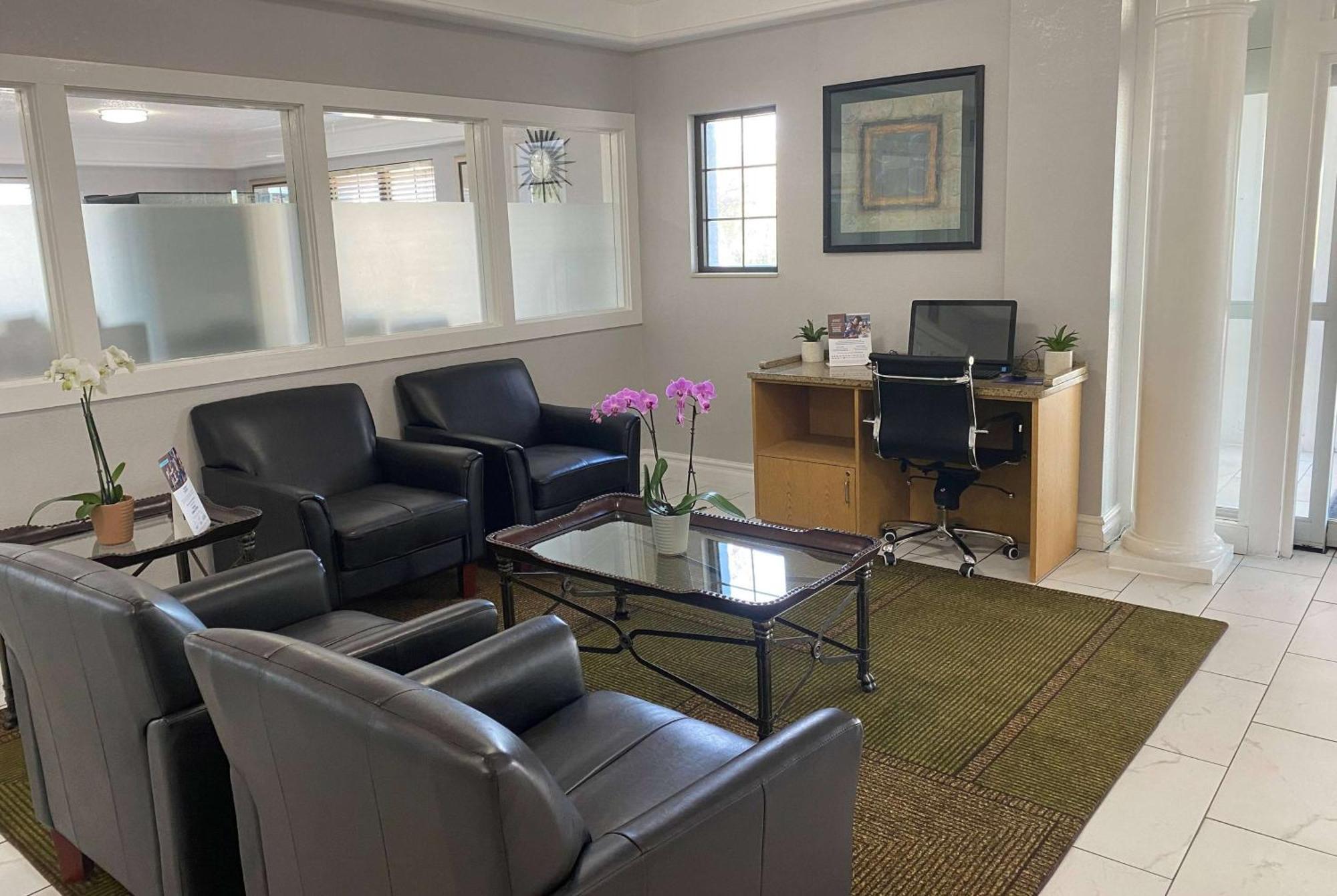 Days Inn & Suites By Wyndham Arlington Heights Extérieur photo