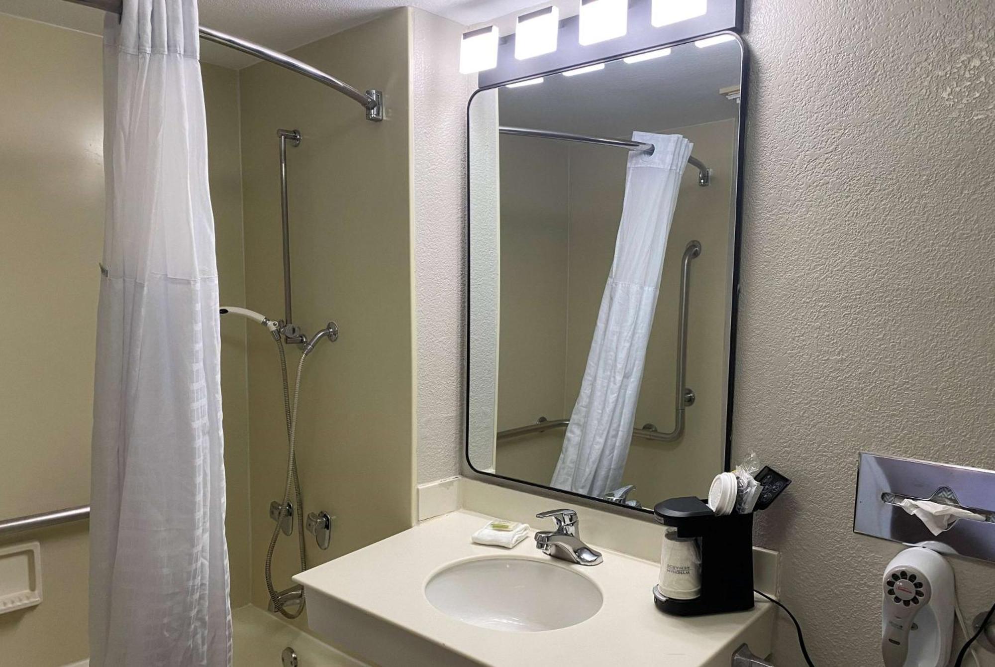 Days Inn & Suites By Wyndham Arlington Heights Extérieur photo