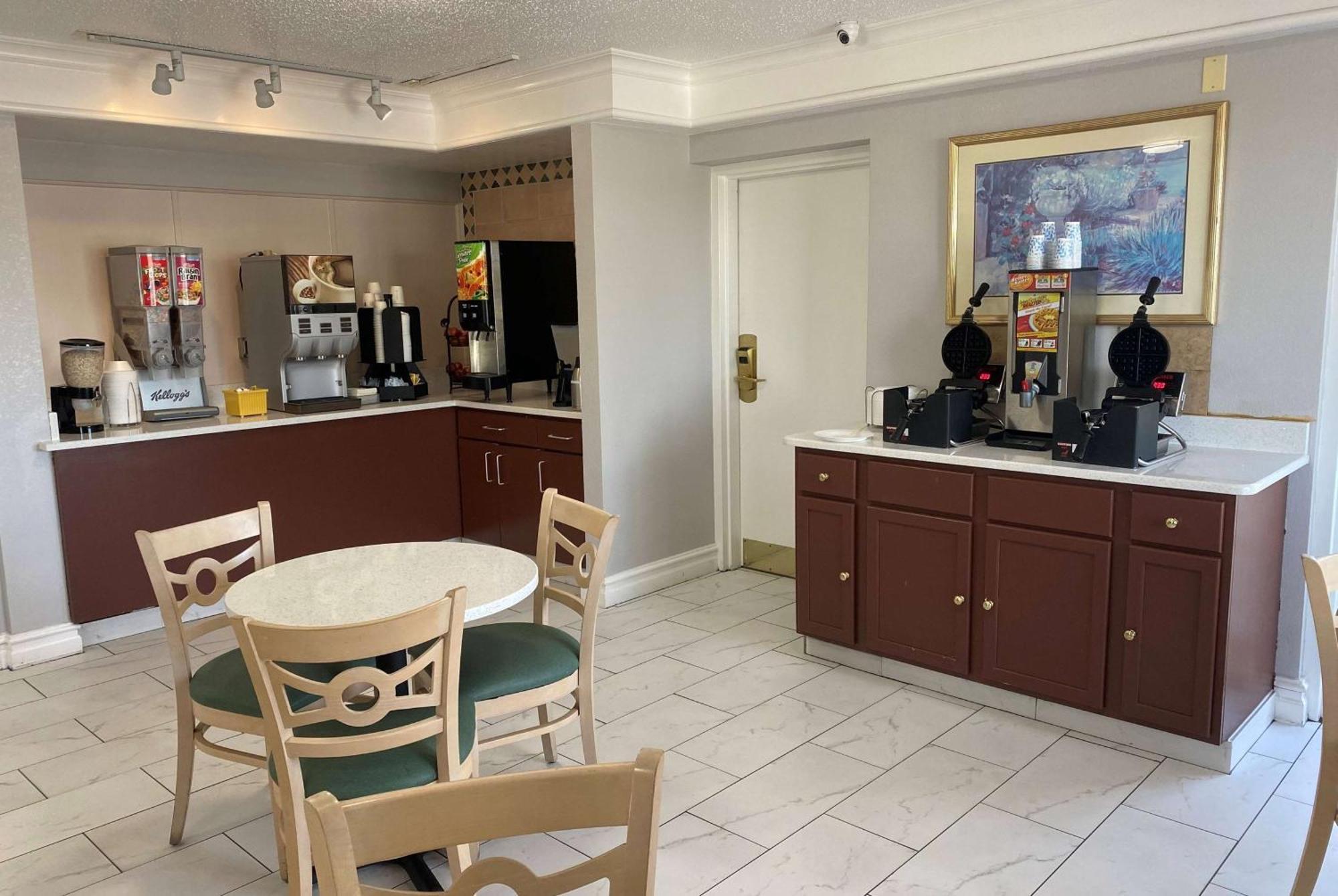 Days Inn & Suites By Wyndham Arlington Heights Extérieur photo