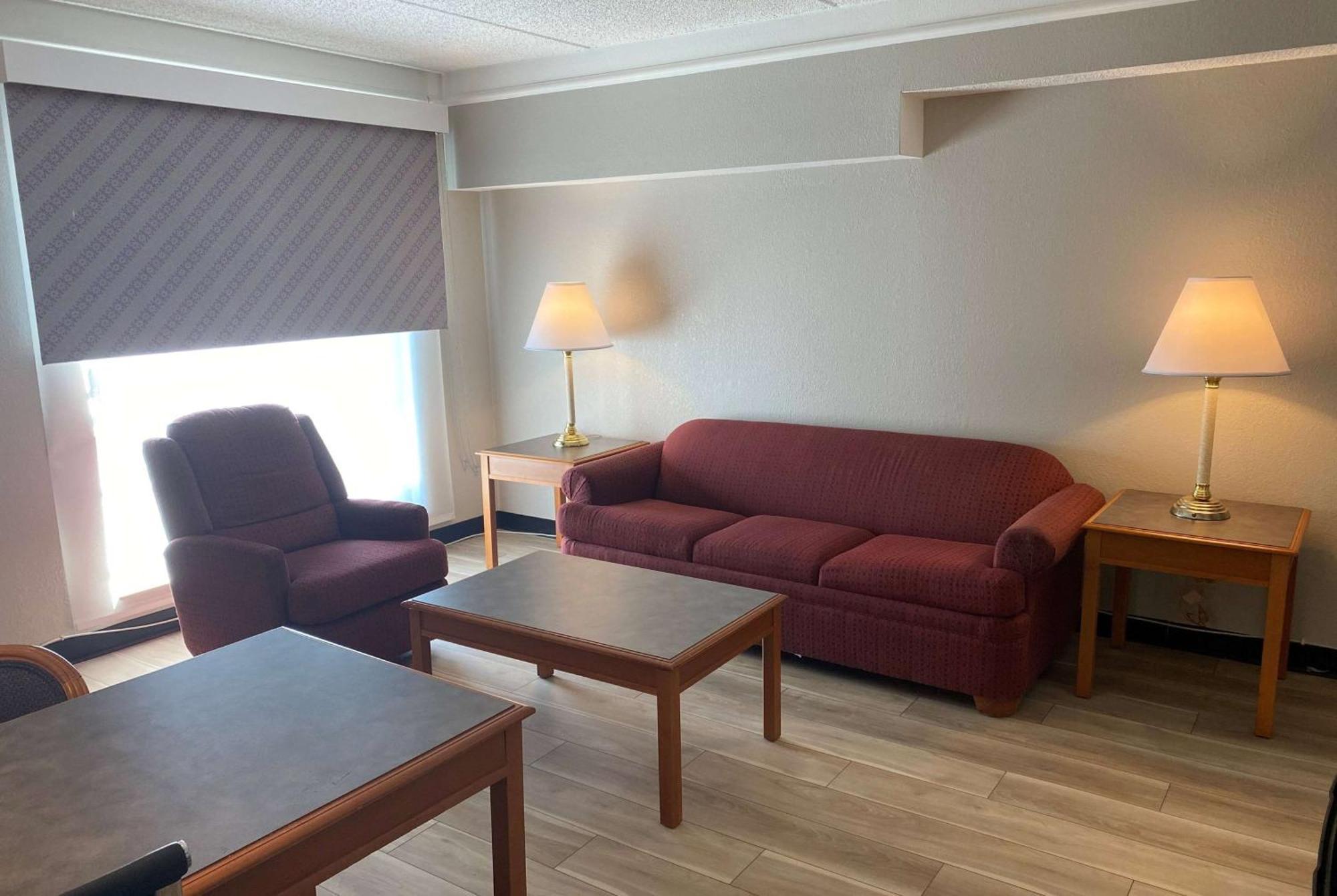 Days Inn & Suites By Wyndham Arlington Heights Extérieur photo