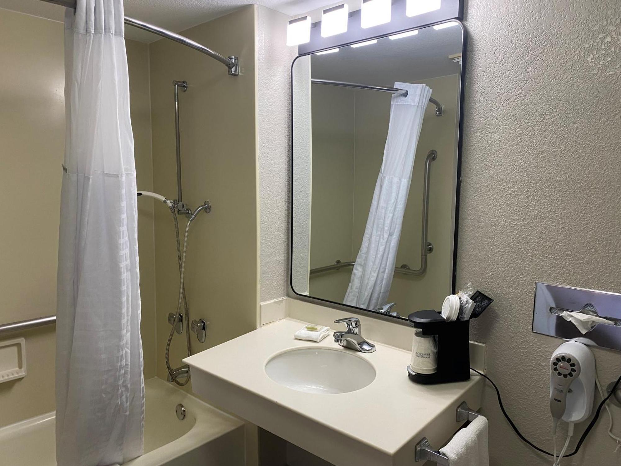 Days Inn & Suites By Wyndham Arlington Heights Extérieur photo