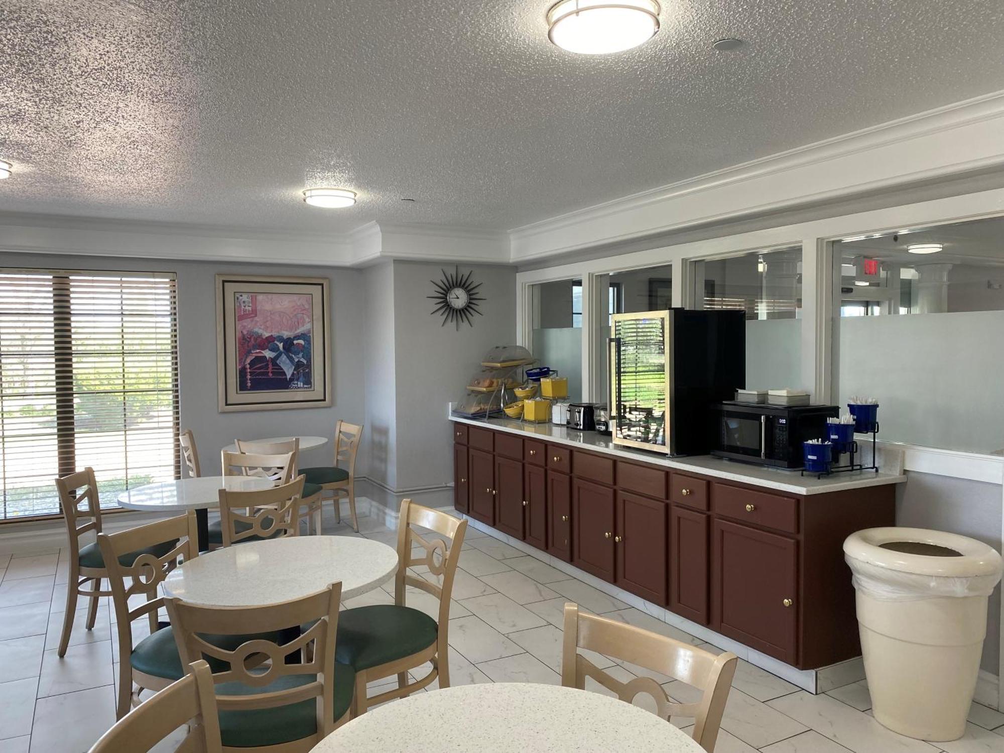 Days Inn & Suites By Wyndham Arlington Heights Extérieur photo