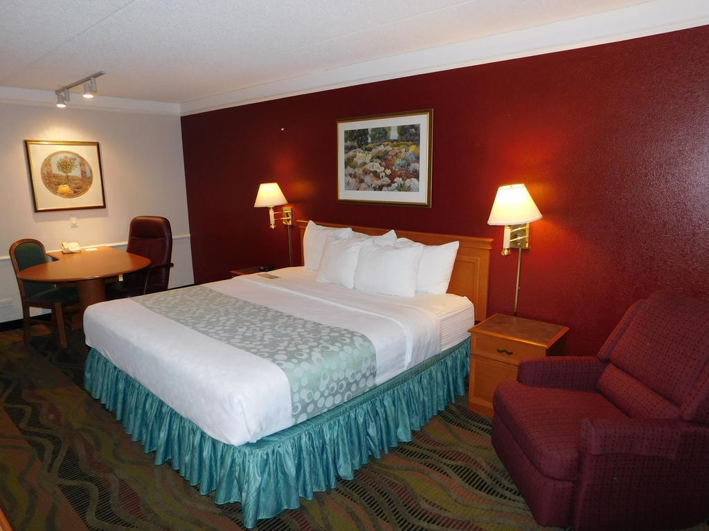 Days Inn & Suites By Wyndham Arlington Heights Extérieur photo