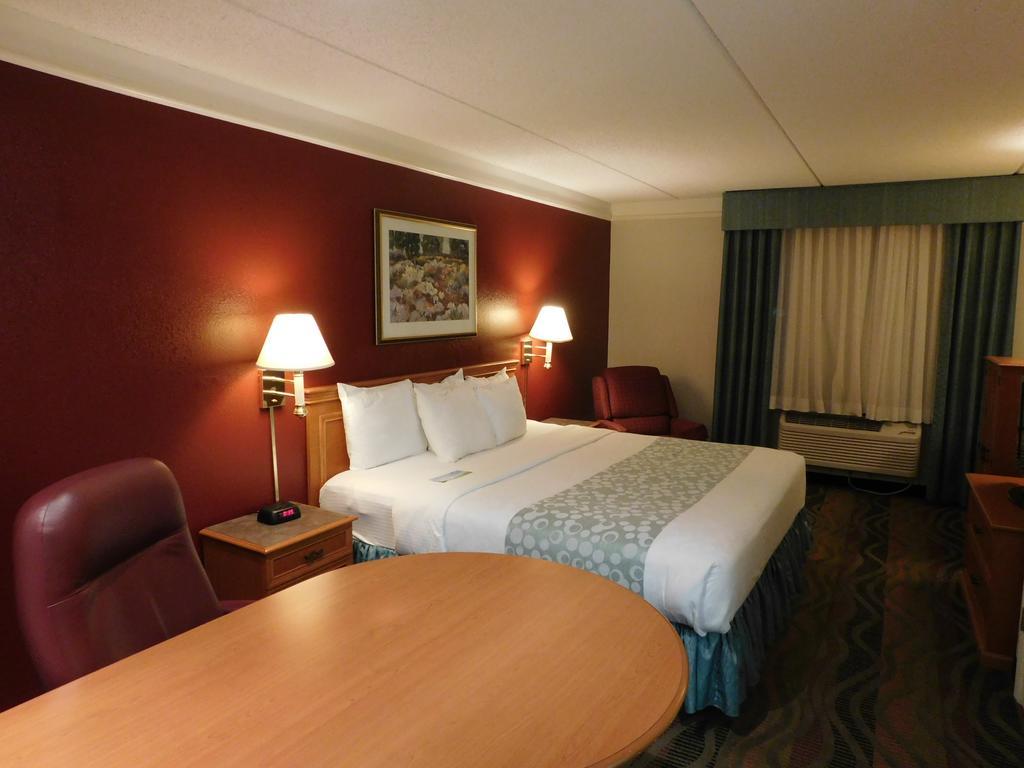 Days Inn & Suites By Wyndham Arlington Heights Extérieur photo