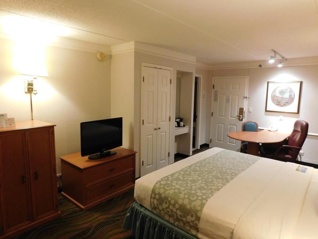 Days Inn & Suites By Wyndham Arlington Heights Extérieur photo