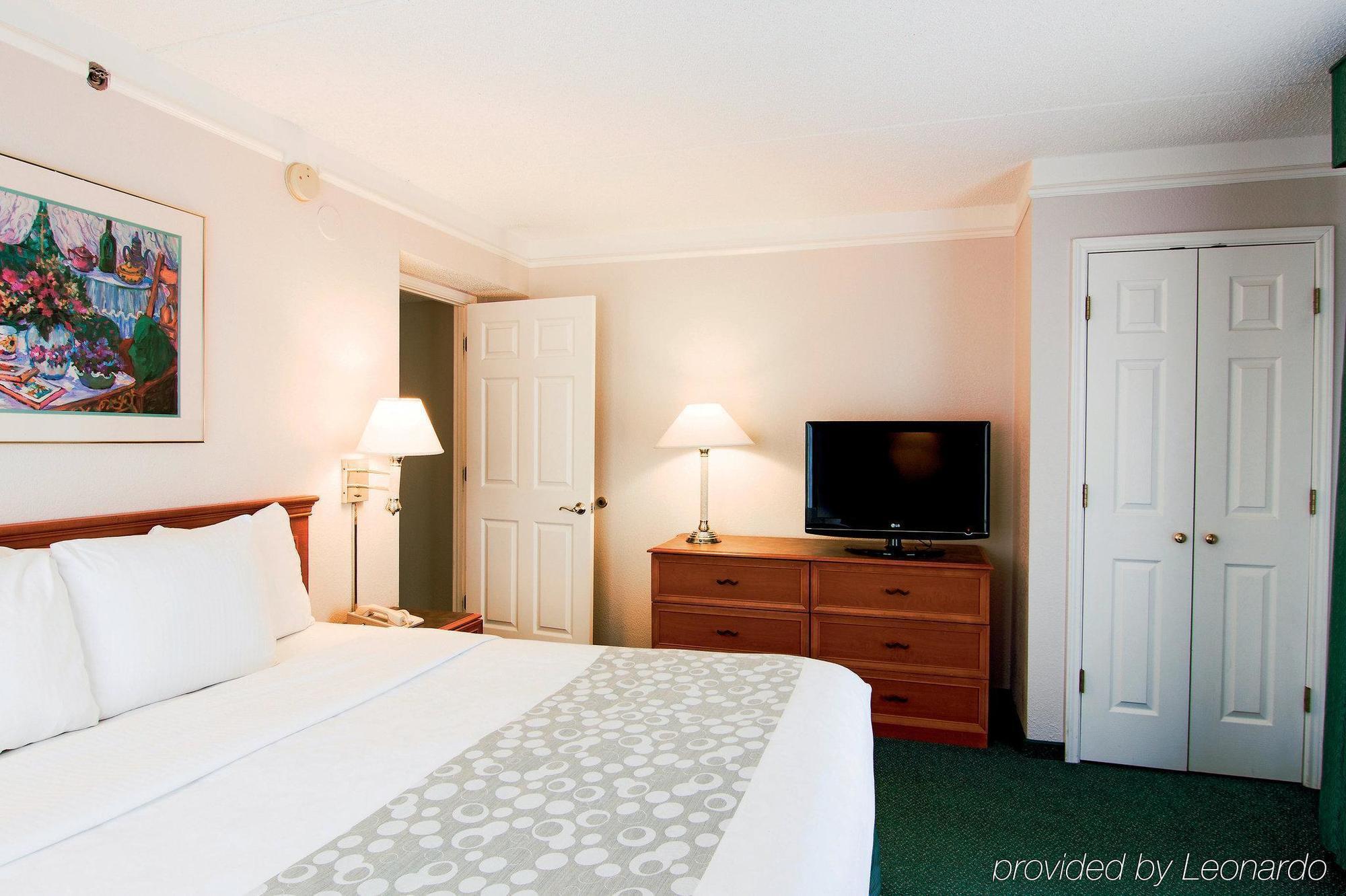 Days Inn & Suites By Wyndham Arlington Heights Extérieur photo