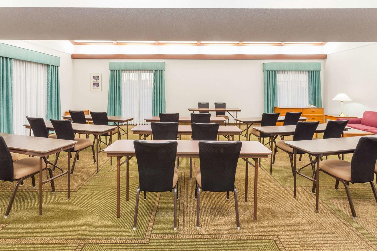 Days Inn & Suites By Wyndham Arlington Heights Extérieur photo