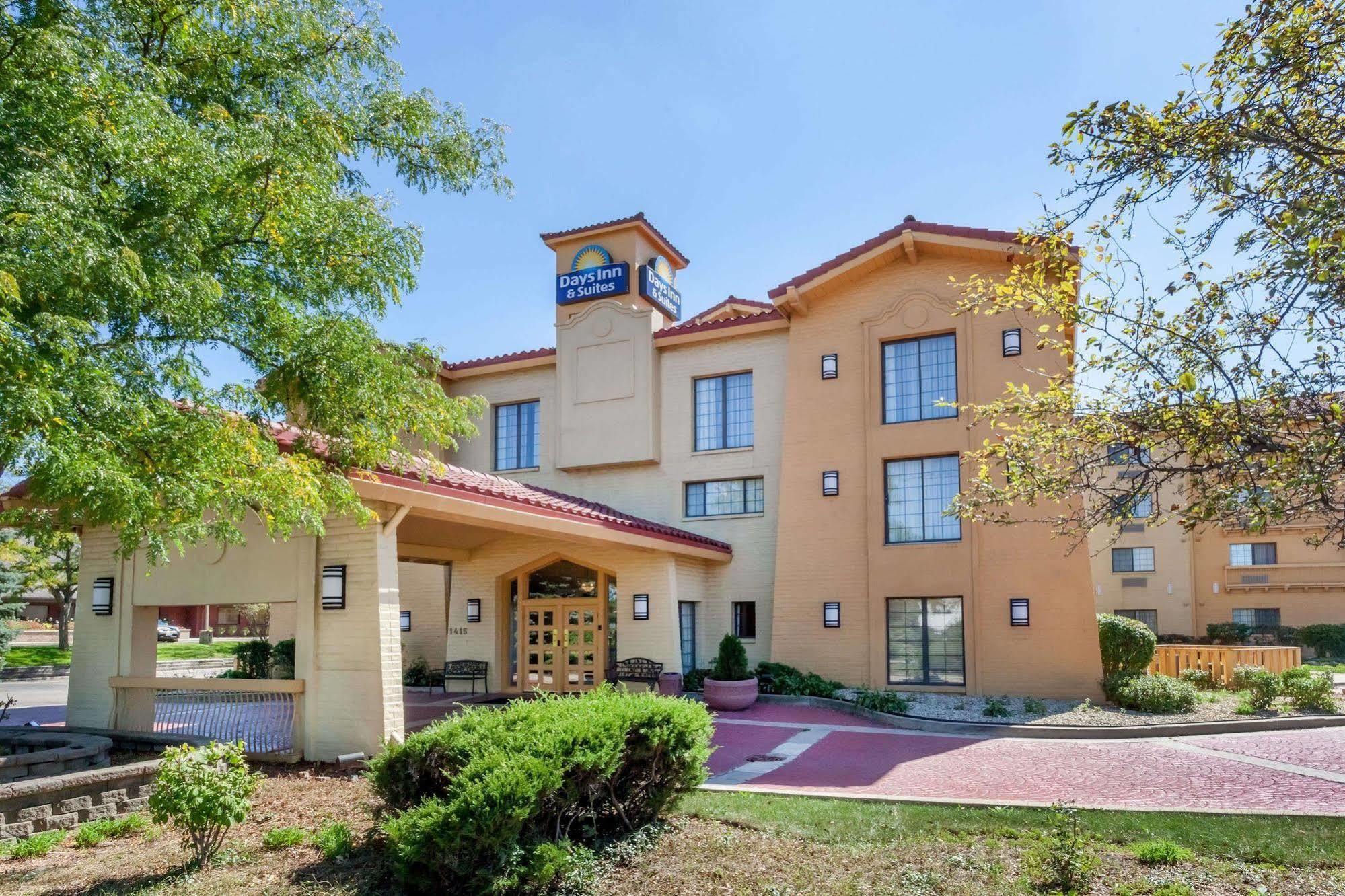 Days Inn & Suites By Wyndham Arlington Heights Extérieur photo