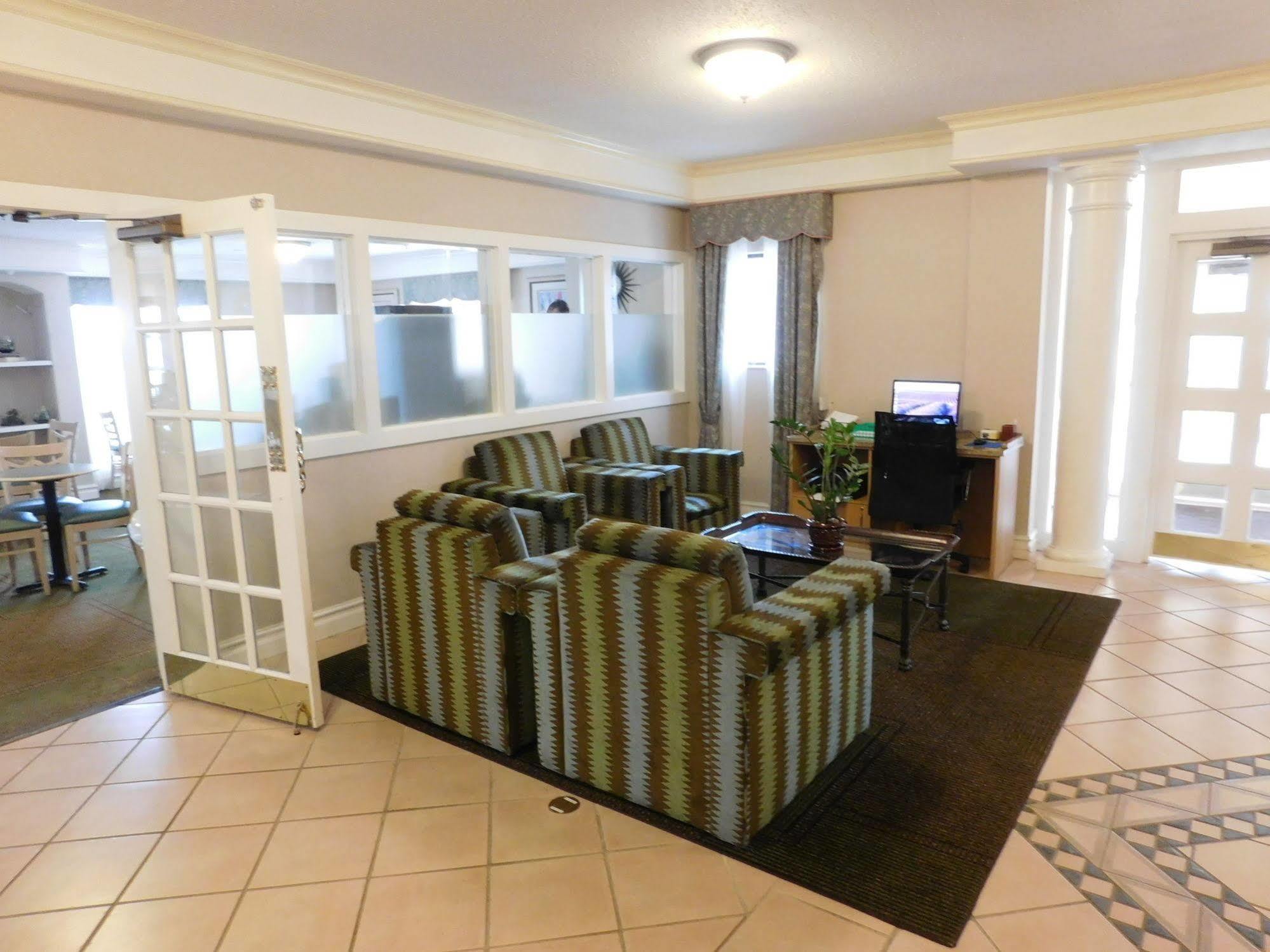Days Inn & Suites By Wyndham Arlington Heights Extérieur photo