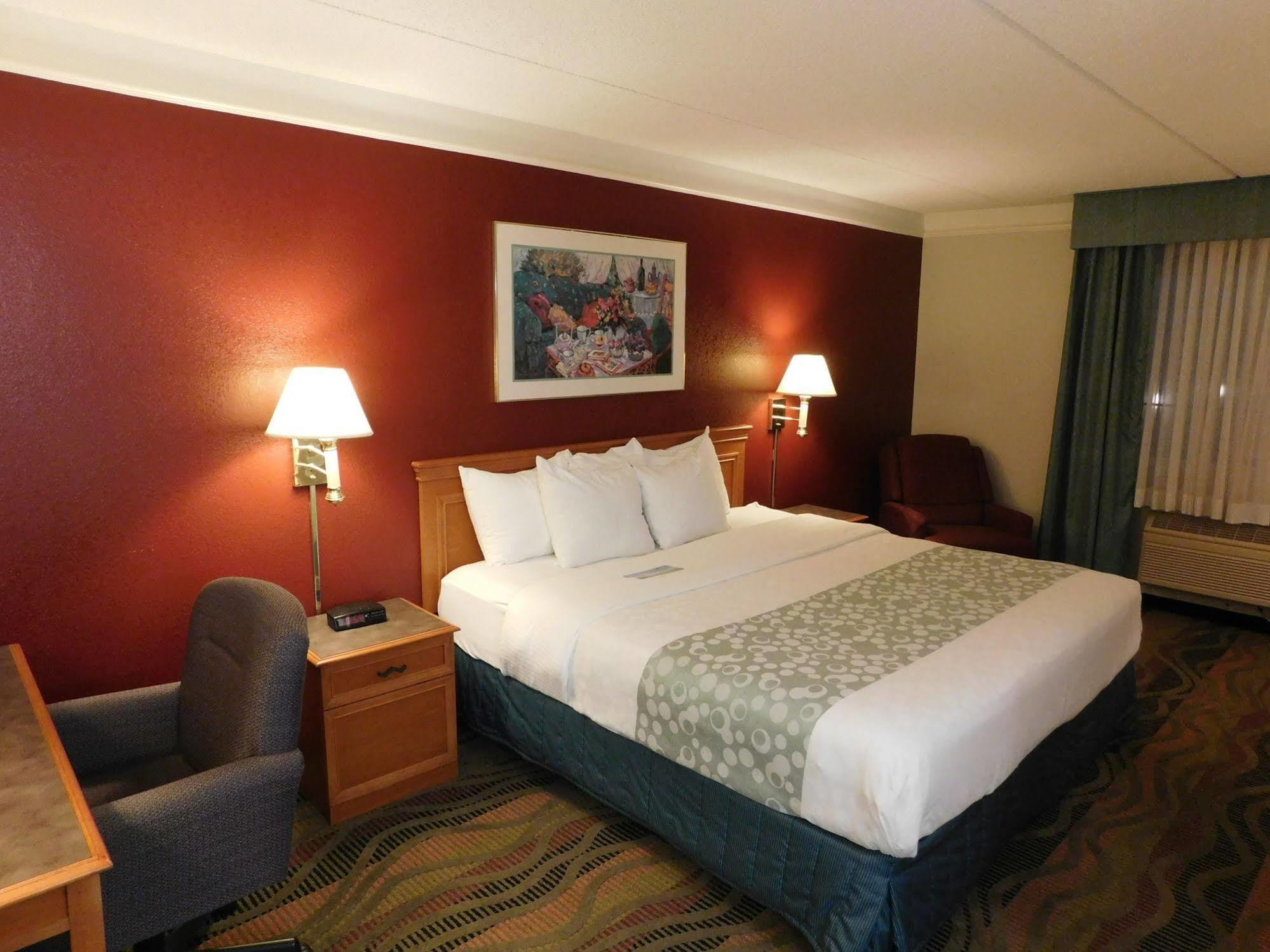 Days Inn & Suites By Wyndham Arlington Heights Extérieur photo