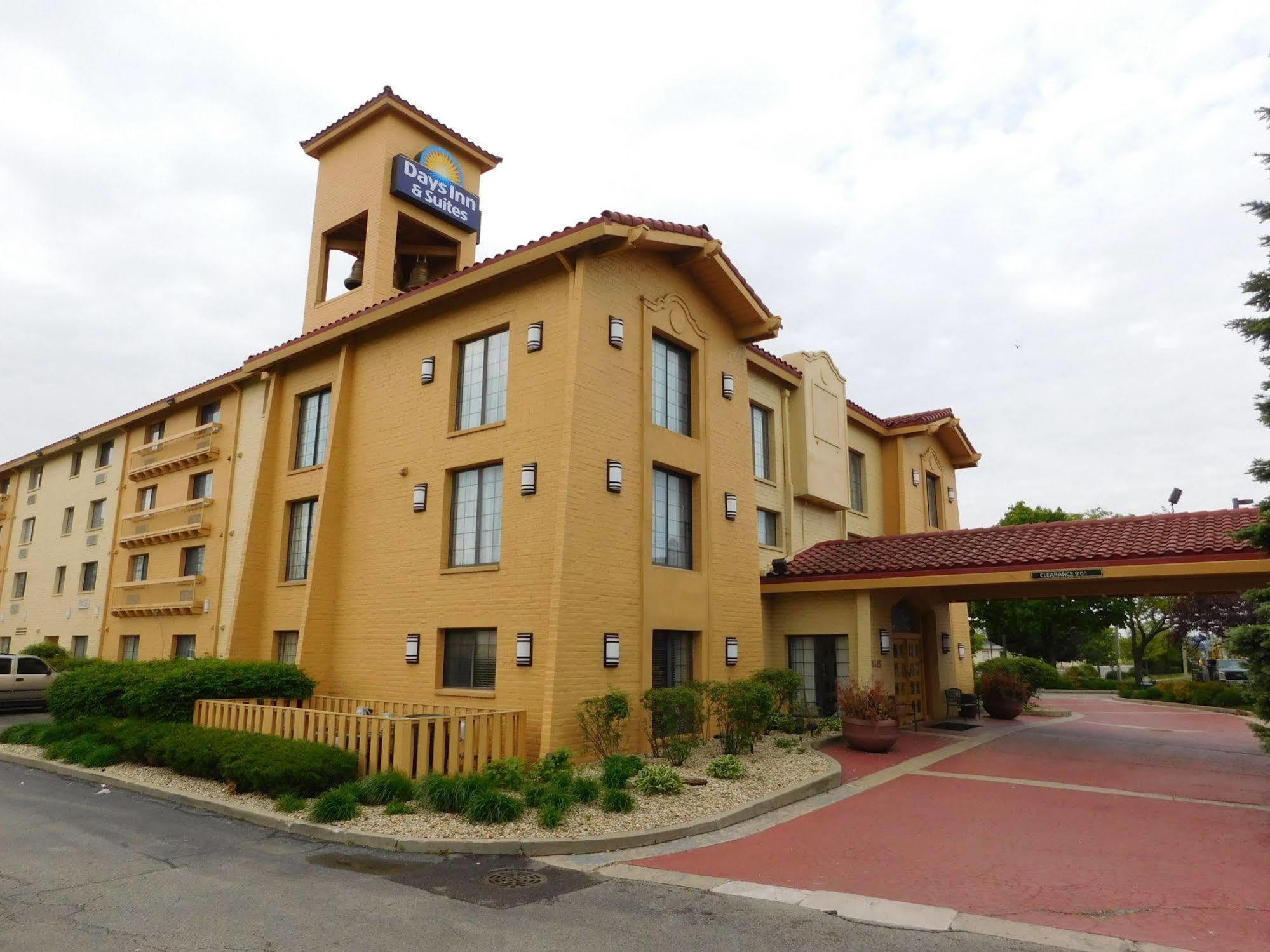 Days Inn & Suites By Wyndham Arlington Heights Extérieur photo