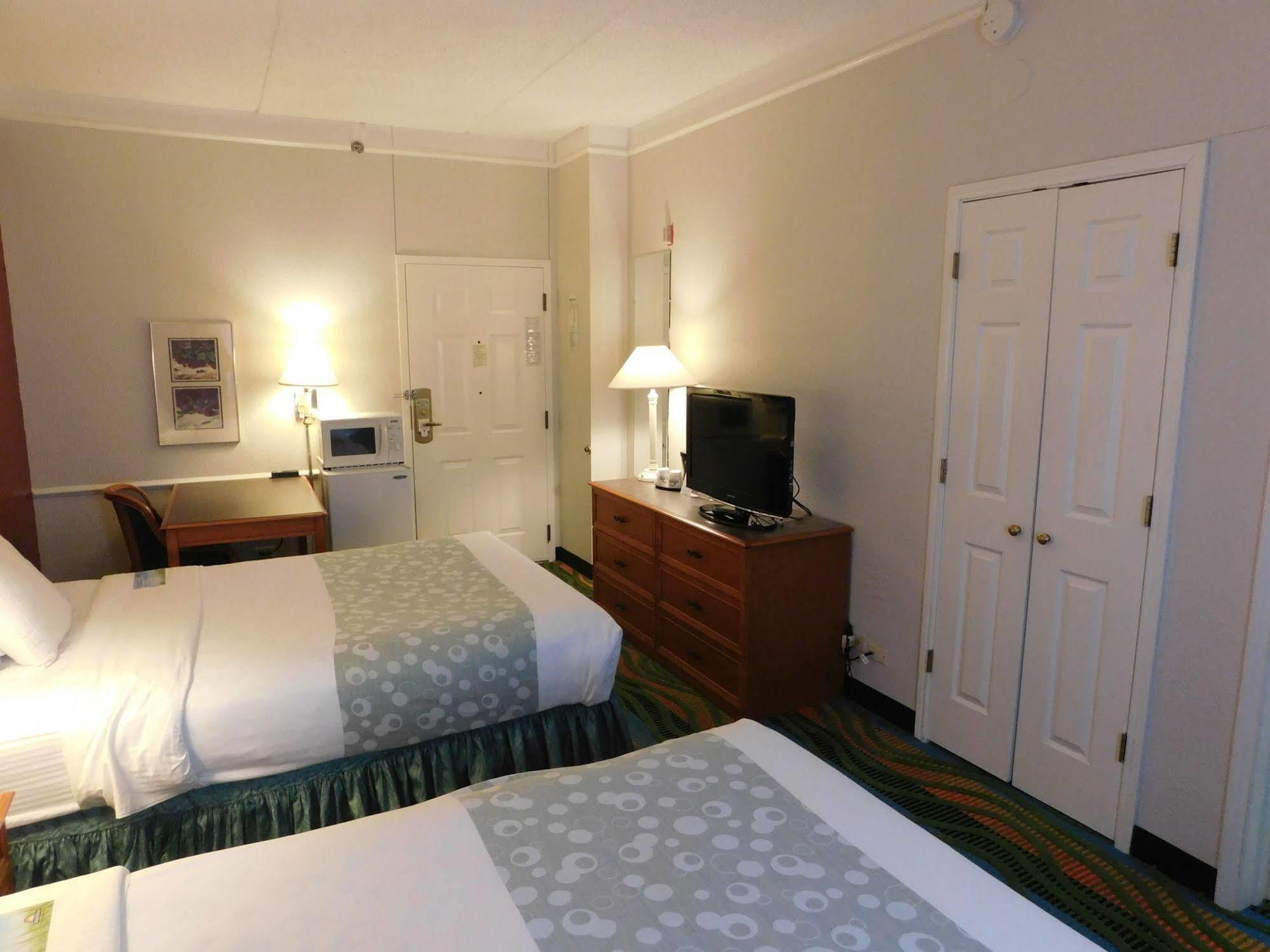 Days Inn & Suites By Wyndham Arlington Heights Extérieur photo