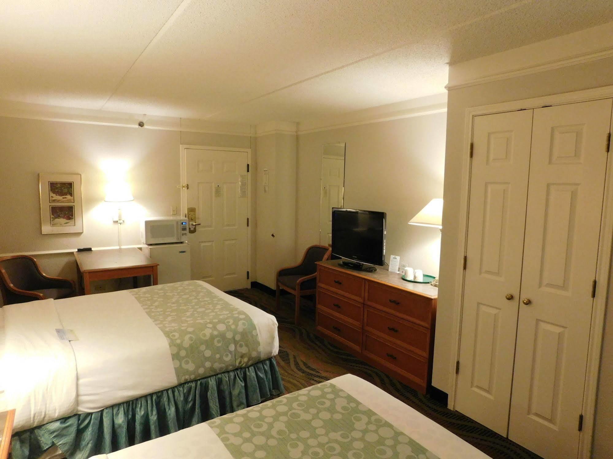 Days Inn & Suites By Wyndham Arlington Heights Extérieur photo