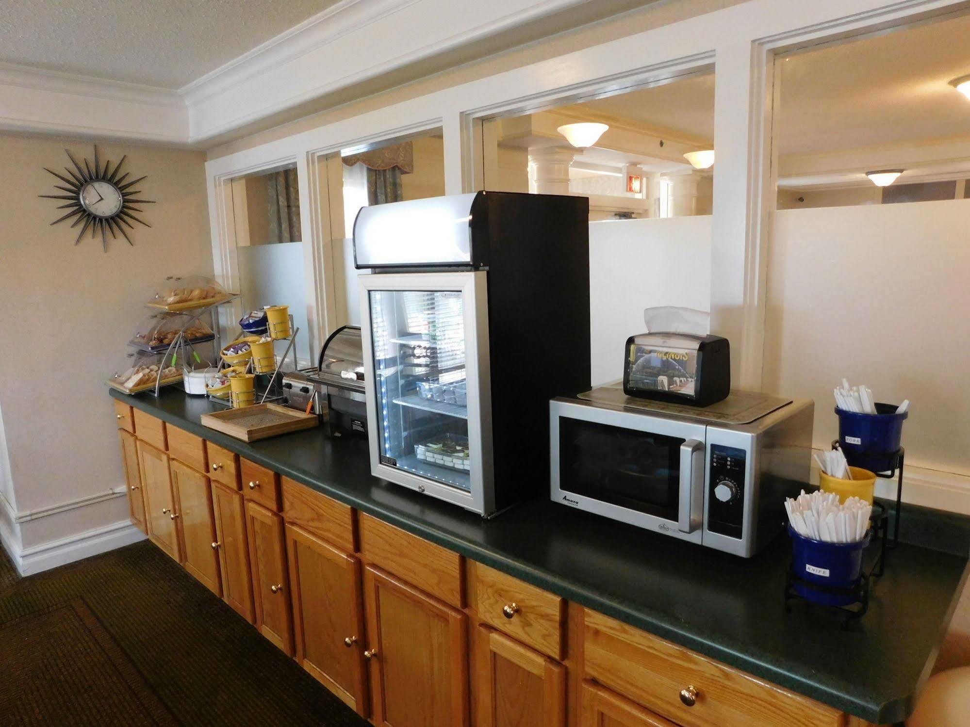 Days Inn & Suites By Wyndham Arlington Heights Extérieur photo