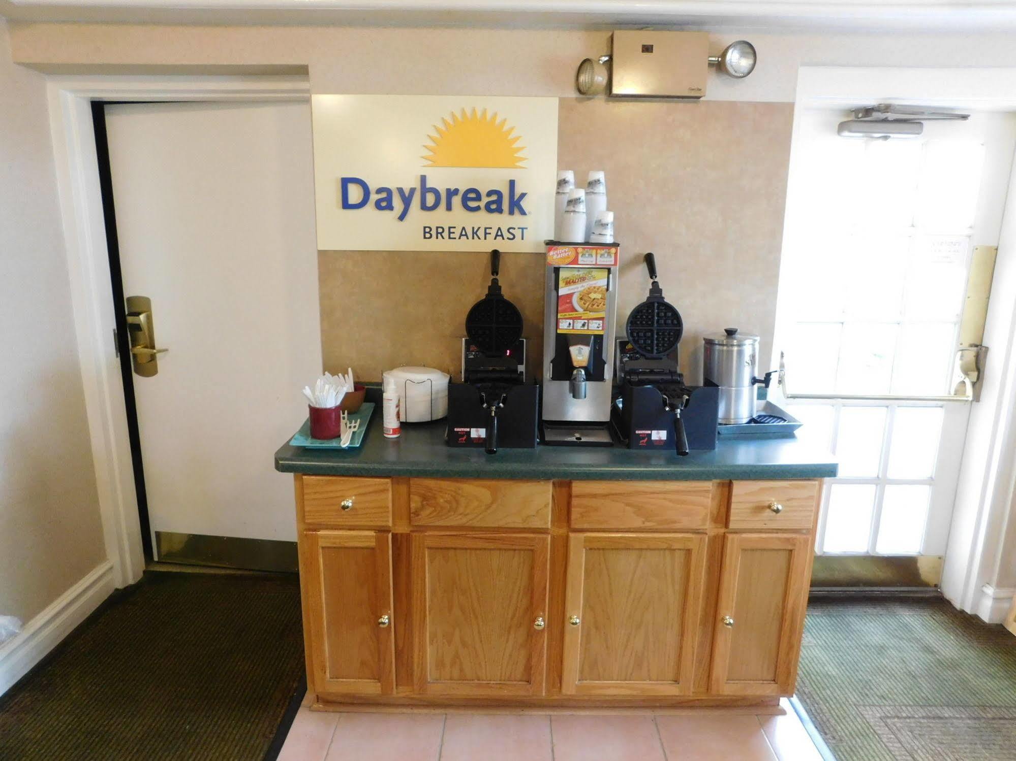 Days Inn & Suites By Wyndham Arlington Heights Extérieur photo