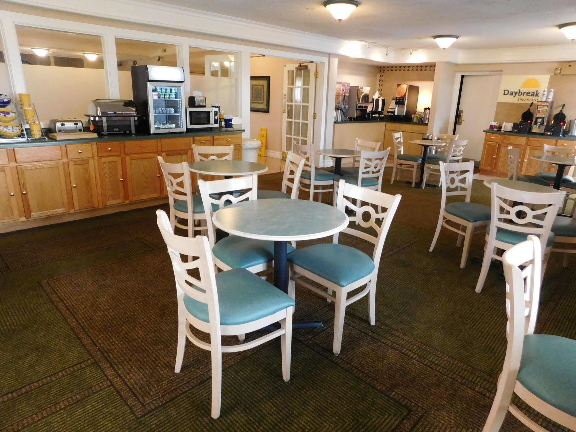 Days Inn & Suites By Wyndham Arlington Heights Extérieur photo