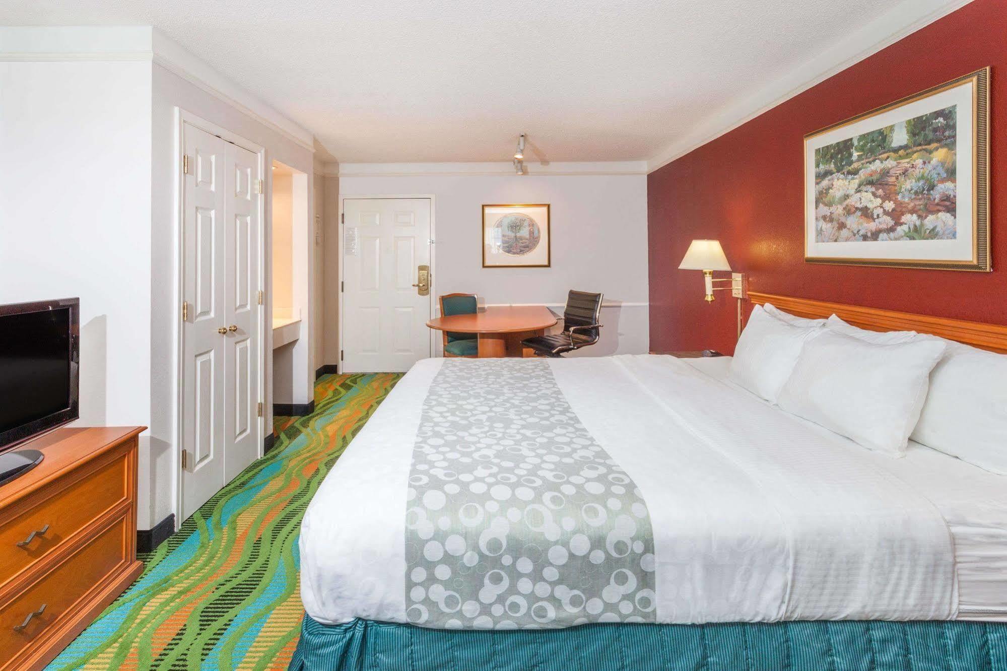 Days Inn & Suites By Wyndham Arlington Heights Extérieur photo