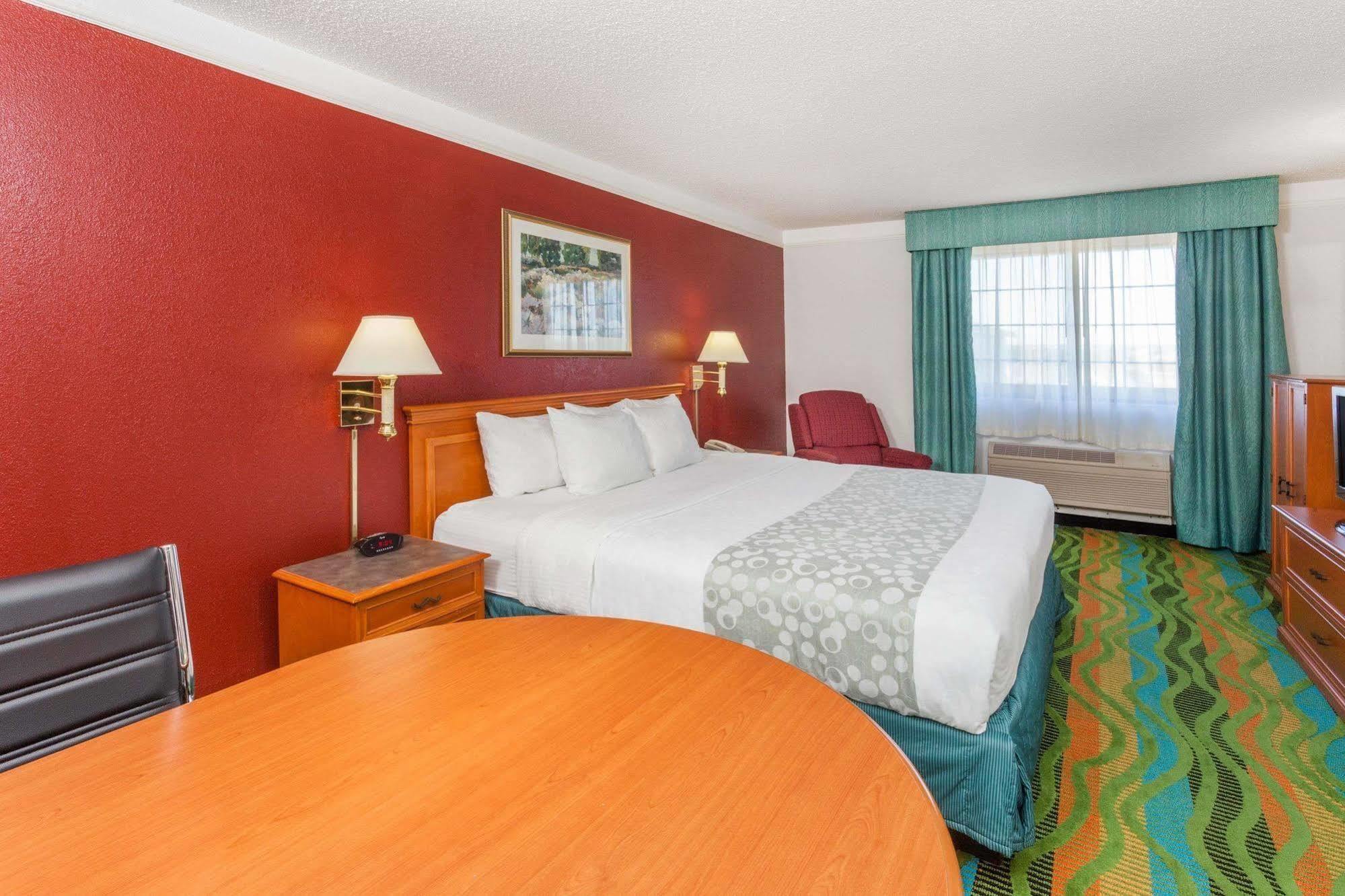 Days Inn & Suites By Wyndham Arlington Heights Extérieur photo