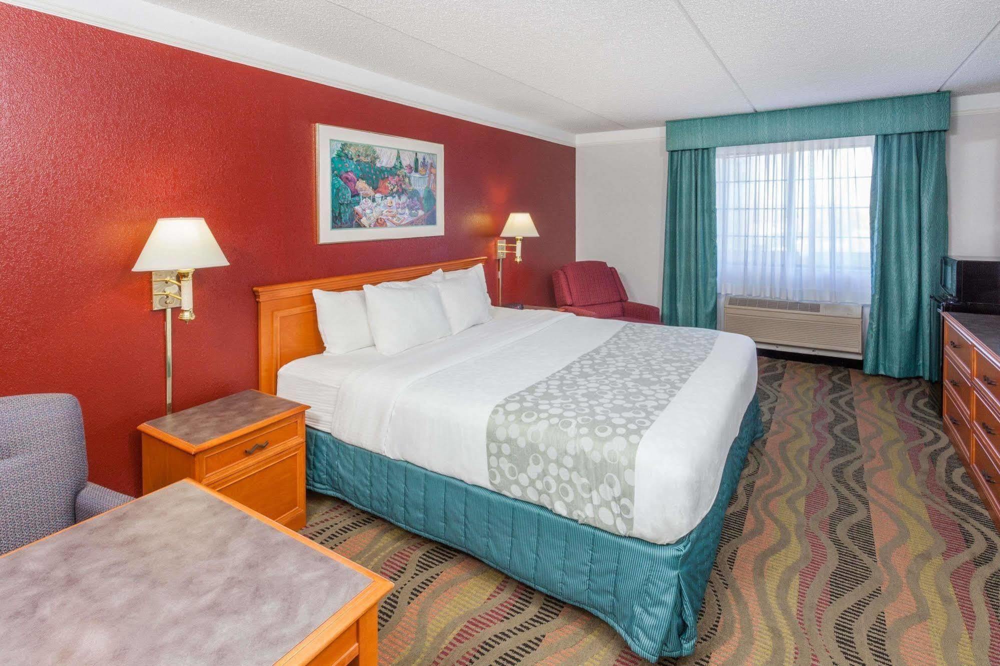 Days Inn & Suites By Wyndham Arlington Heights Extérieur photo
