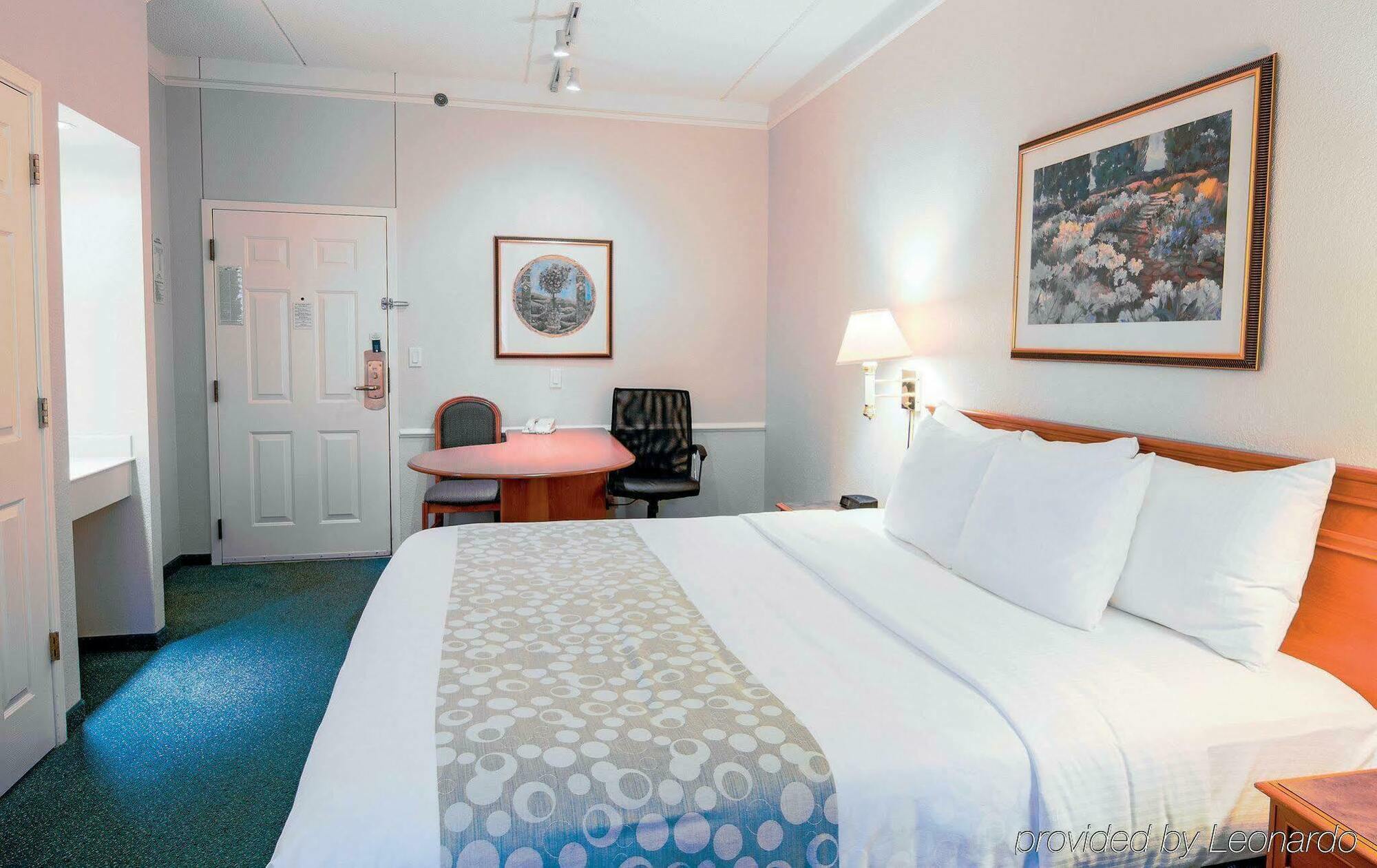 Days Inn & Suites By Wyndham Arlington Heights Extérieur photo